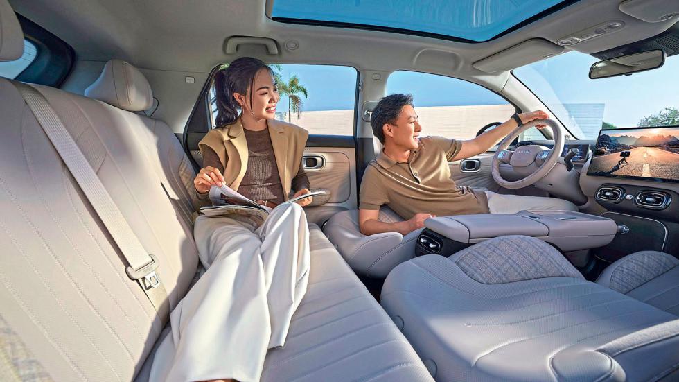 Στο AION UT τα μπροστά καθίσματα πέφτουν διαμορφώνοντας μια ενιαία επιφάνεια σαν κρεββάτι με την πίσω σειρά καθισμάτων. Αντίστοιχα τώρα, τα πίσω καθίσματα μπορούν να διπλώσουν προς τα μπροστά διαμορφώ